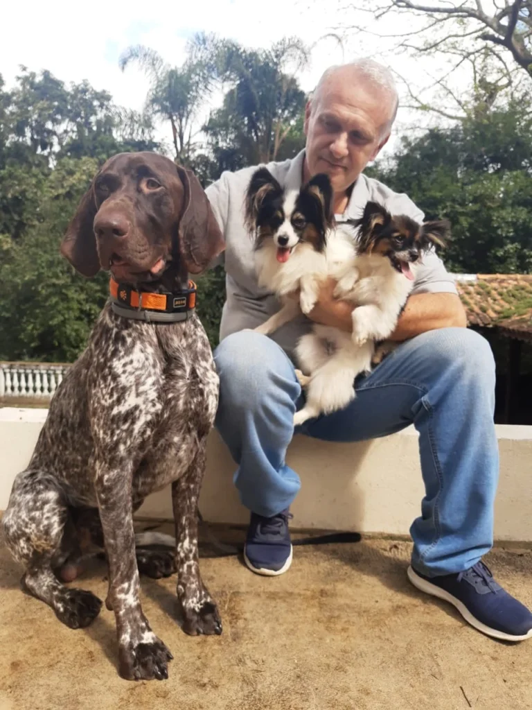 Descontraido com um Braco Alemão e dois Pappions